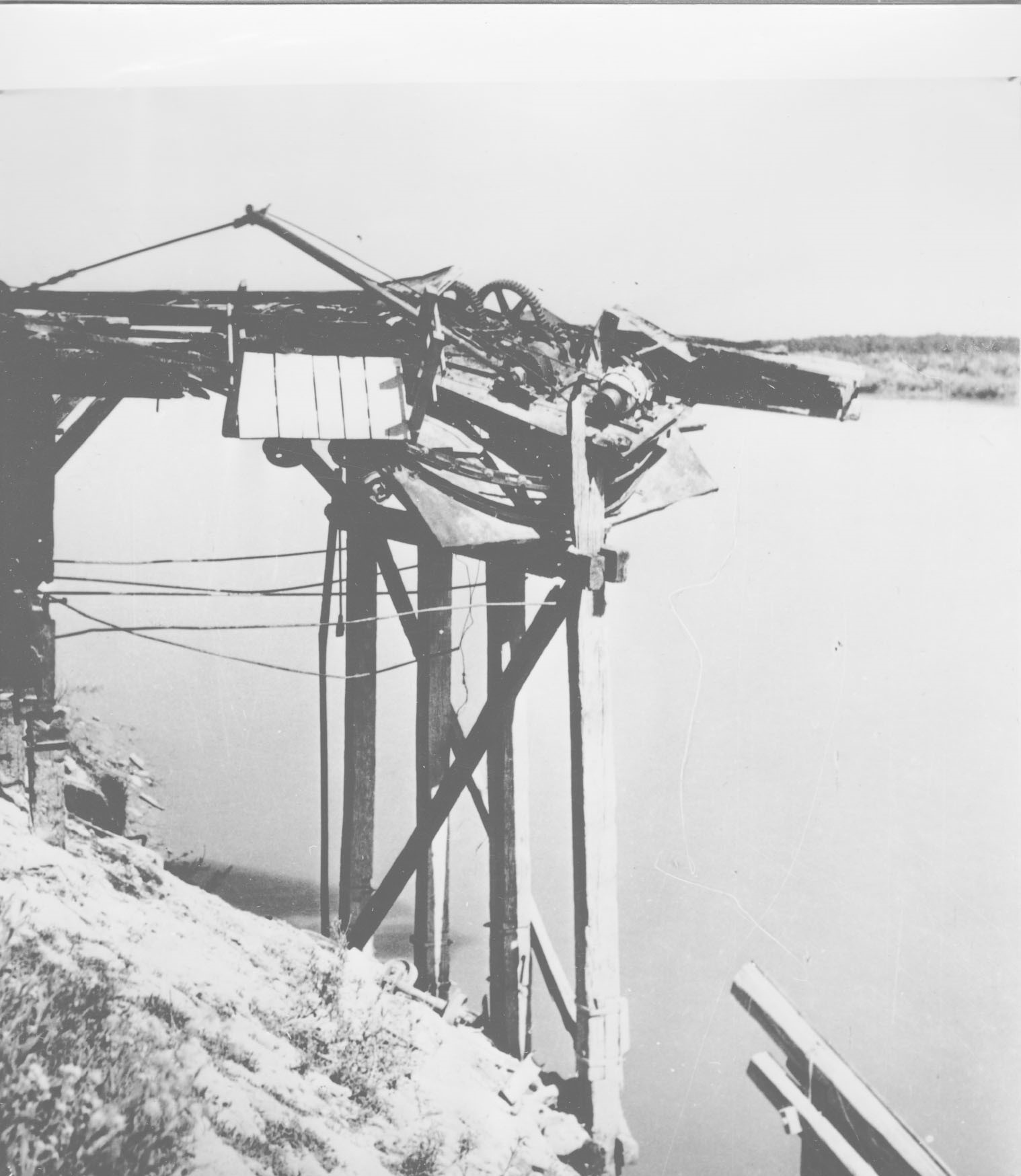 remnants of the river crane at Jasenovac